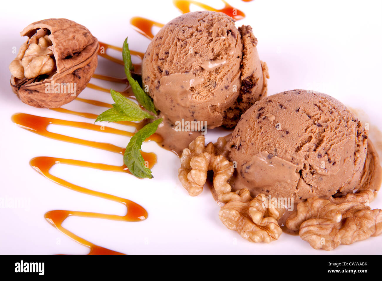 Mokka-Eis-Dessert mit Karamellsauce und Walnüssen Stockfoto