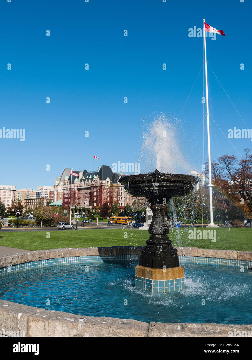 Brunnen außerhalb Parlamentsgebäude, das Empress Hotel und kanadische Flagge hinter Victoria, die Hauptstadt der Provinz von Britisch-Kolumbien Stockfoto