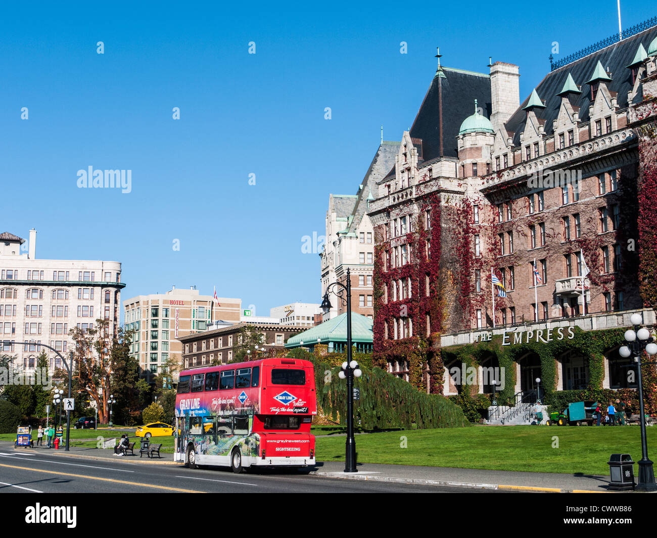 Empress Hotel mit doppelter Decker Bus außerhalb an der Uferpromenade, Victoria, Brirish-Kolumbien, Kanada Stockfoto