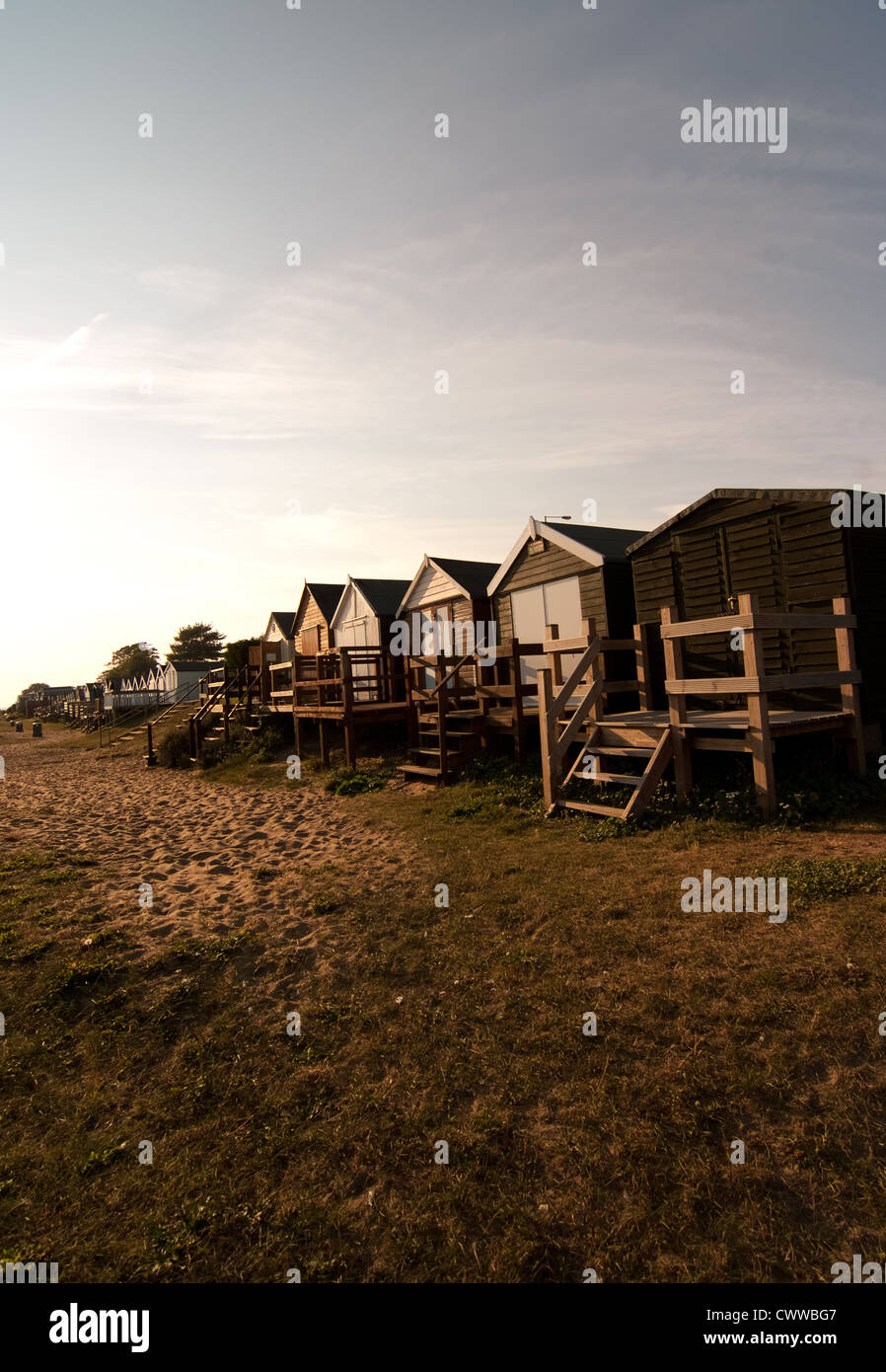einen frühen Abend Veiw Strand Hütten entlang der Küste von West Mersea Essex Stockfoto