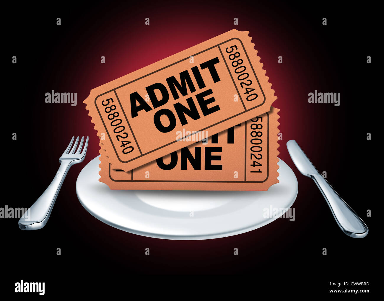 Dinner-Theater-Symbol von Kinokarten für ein Entertainment-Event oder Show auf einem weißen Teller mit Gabel und Messer für eine Nacht aus Essen und genießen Sie Kino vertreten. Stockfoto