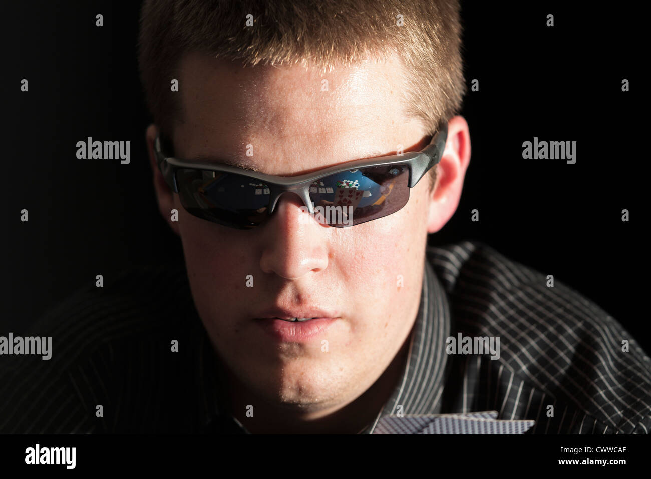 Reflexion von Karten und Poker-chips in die Sonnenbrille ein junge Erwachsene Spieler Stockfoto