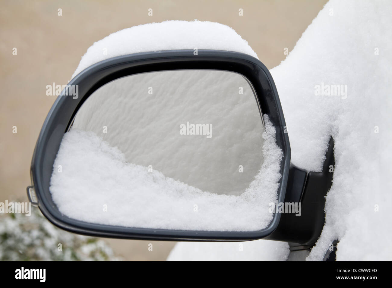 Verschneite Rückspiegel mit Schnee Reflexion Stockfoto