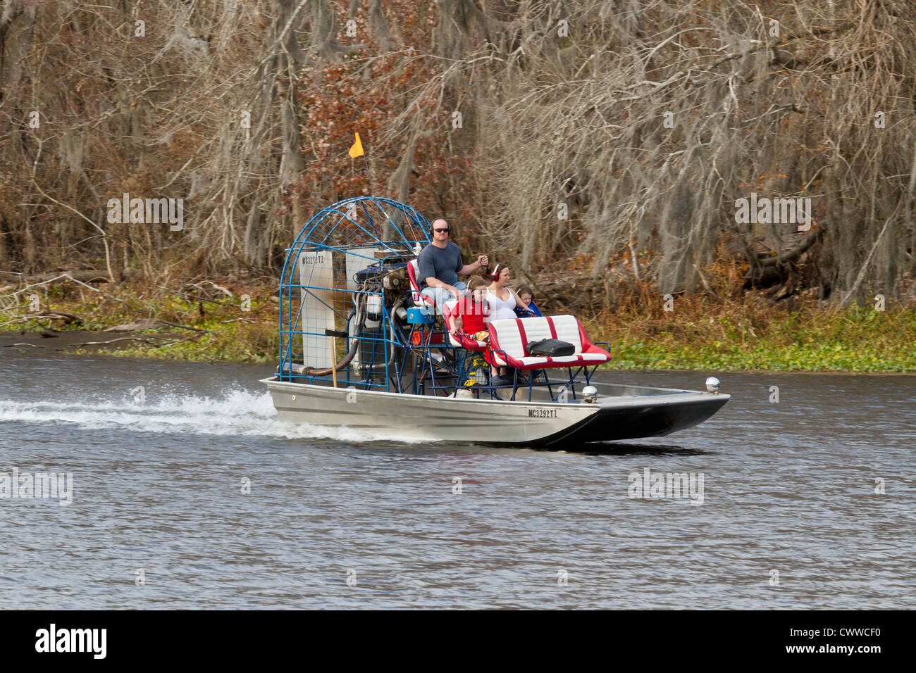 Mann unter Familie auf eine Fahrt mit dem Luftkissenboot im Withlacoochee River in der Nähe von Inverness in Zentral-Florida Stockfoto