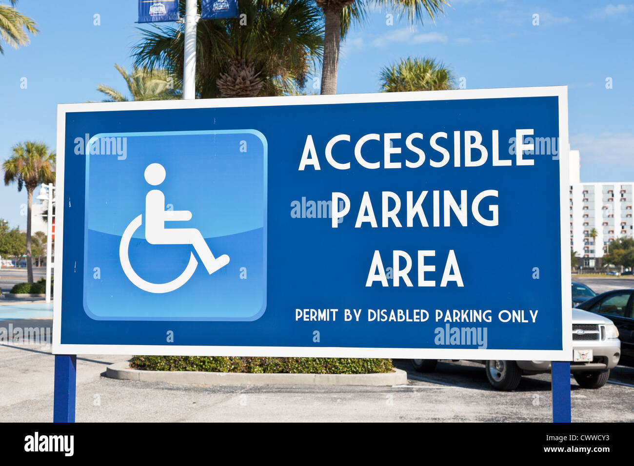 Schild für rollstuhlgerechte Parkplätze auf dem Parkplatz am Tropicana Field Stadium in St. Petersburg, Florida Stockfoto