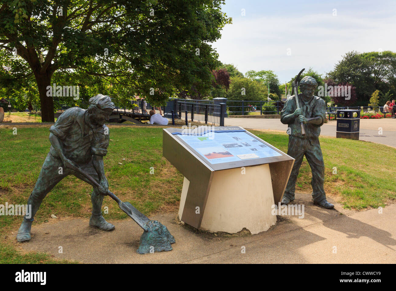 Historische Information Board und Skulpturen der Royal Military Canal navvies auf Hythe Heritage Trail. Hythe, Kent, England Großbritannien Großbritannien Stockfoto