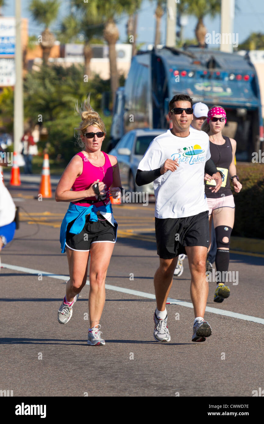 Männer und Frauen läuft in 5k und 10 k laufen auf Straßen von St. Pete Beach, Florida Stockfoto