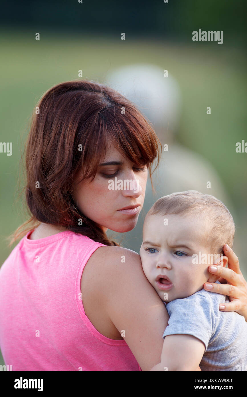 Mutter, schreiendes Baby draußen halten Stockfoto