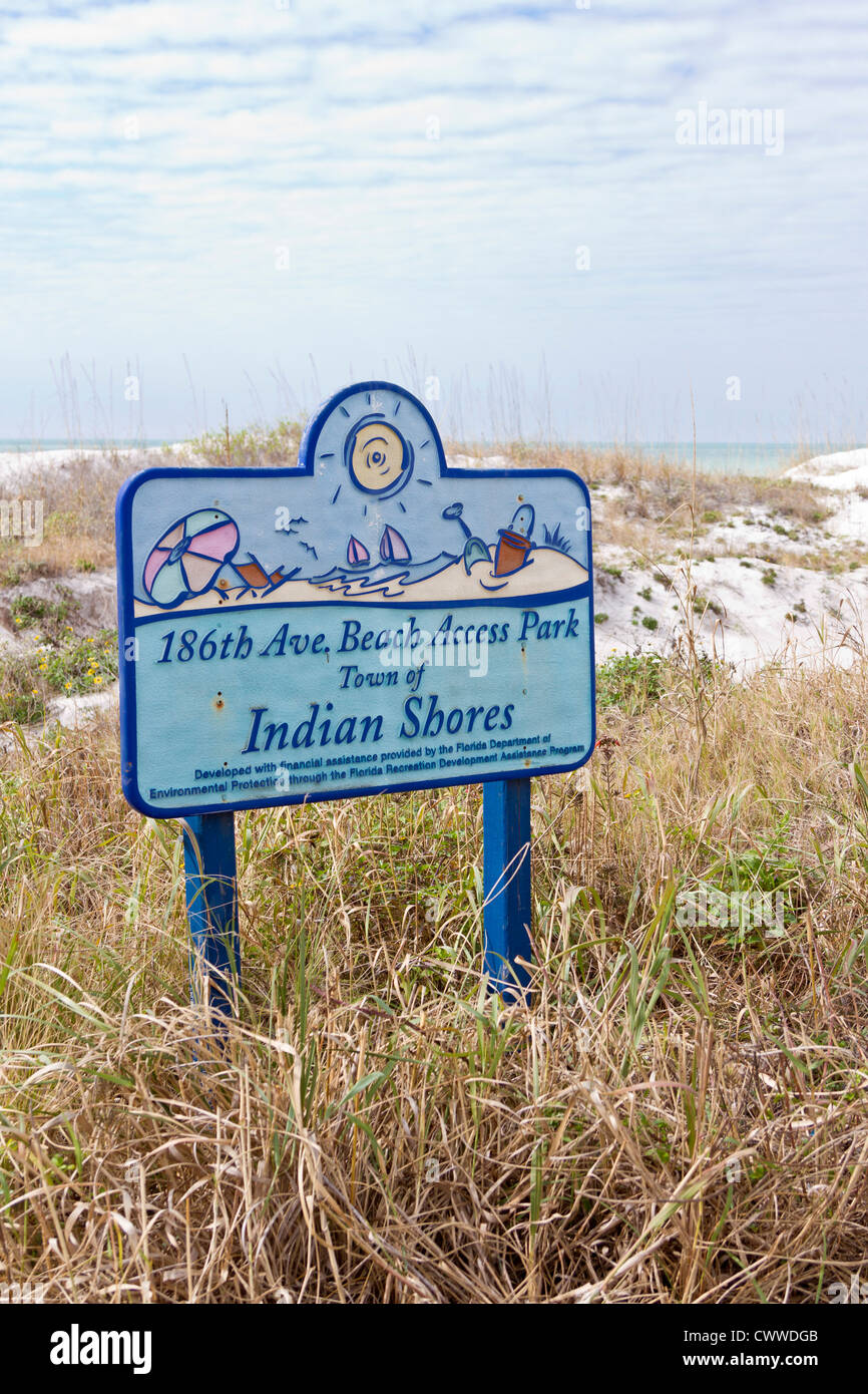 Schild zeigt den Zugang der Öffentlichkeit zu dem weißen Sandstrand Indian Shores, Florida und Umgebung: Stockfoto