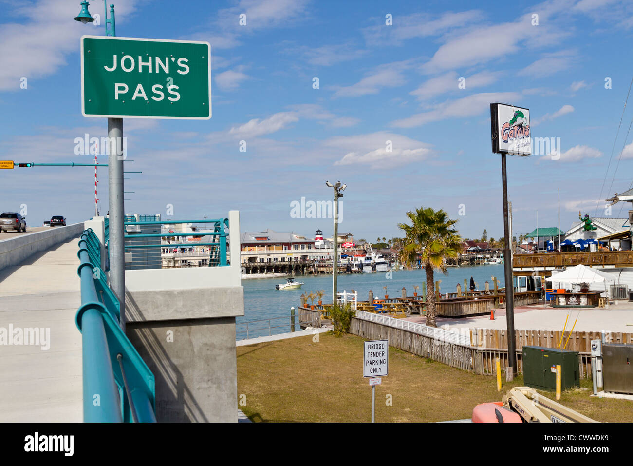Melden Sie bei John's Pass Brücke über den Gulf Intracoastal Waterway Madeira Beach, Florida, USA Stockfoto Melden Sie bei John's Pass Brücke über den Gulf Intracoastal Waterway Madeira Beach, Florida, USA Stockfoto