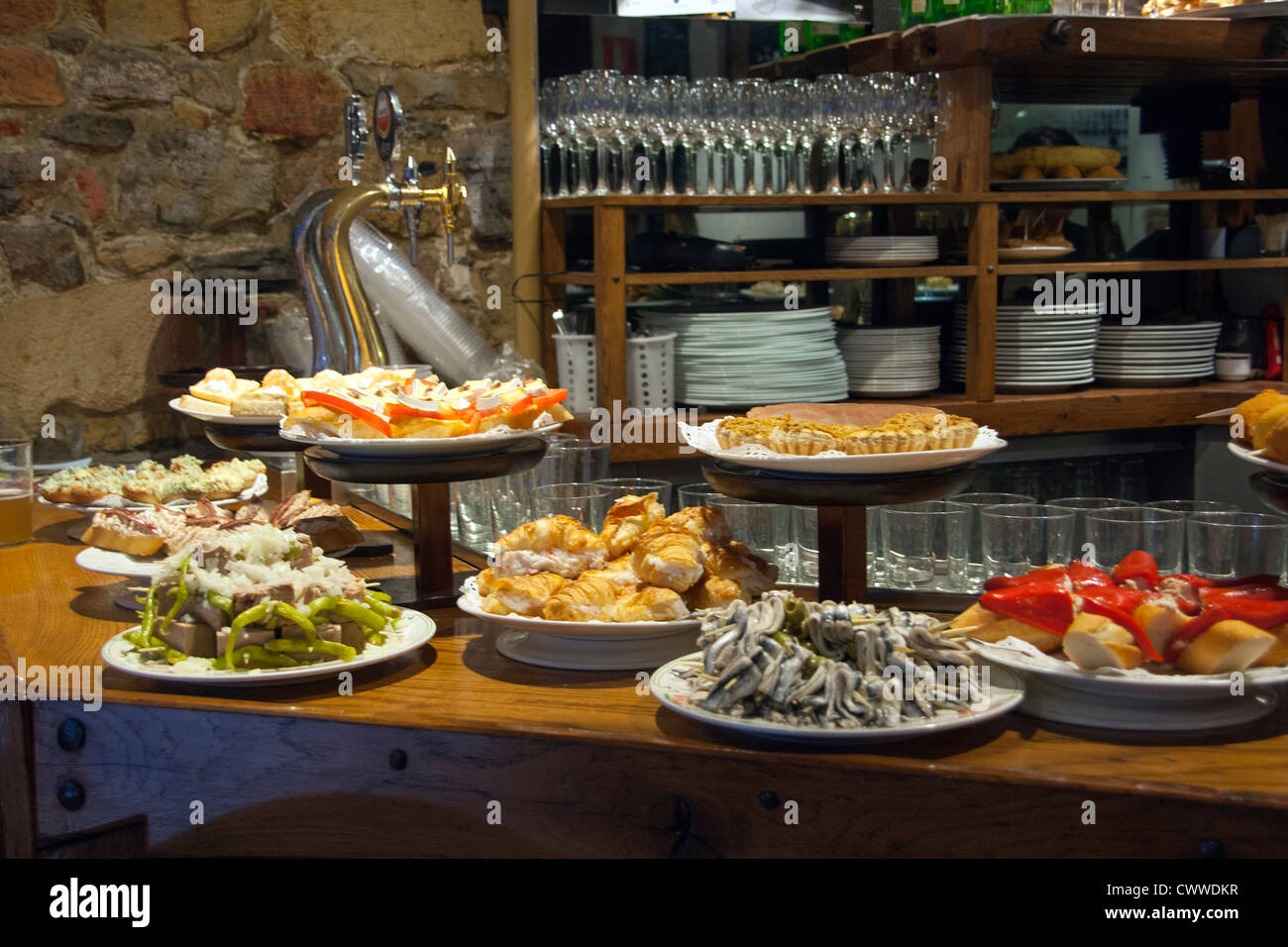 Eine Auswahl an Pinchos und Tapas in einer Bar in San Sebastian Altstadt baskischen Küste Spaniens. Stockfoto
