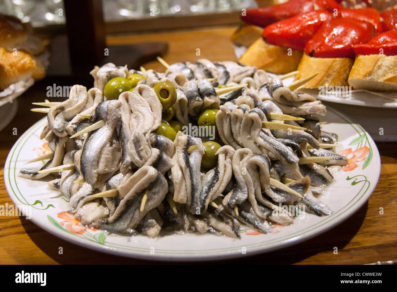 Eine Auswahl an Pinchos und Tapas in einer Bar in San Sebastian Altstadt baskischen Küste Spaniens. Stockfoto
