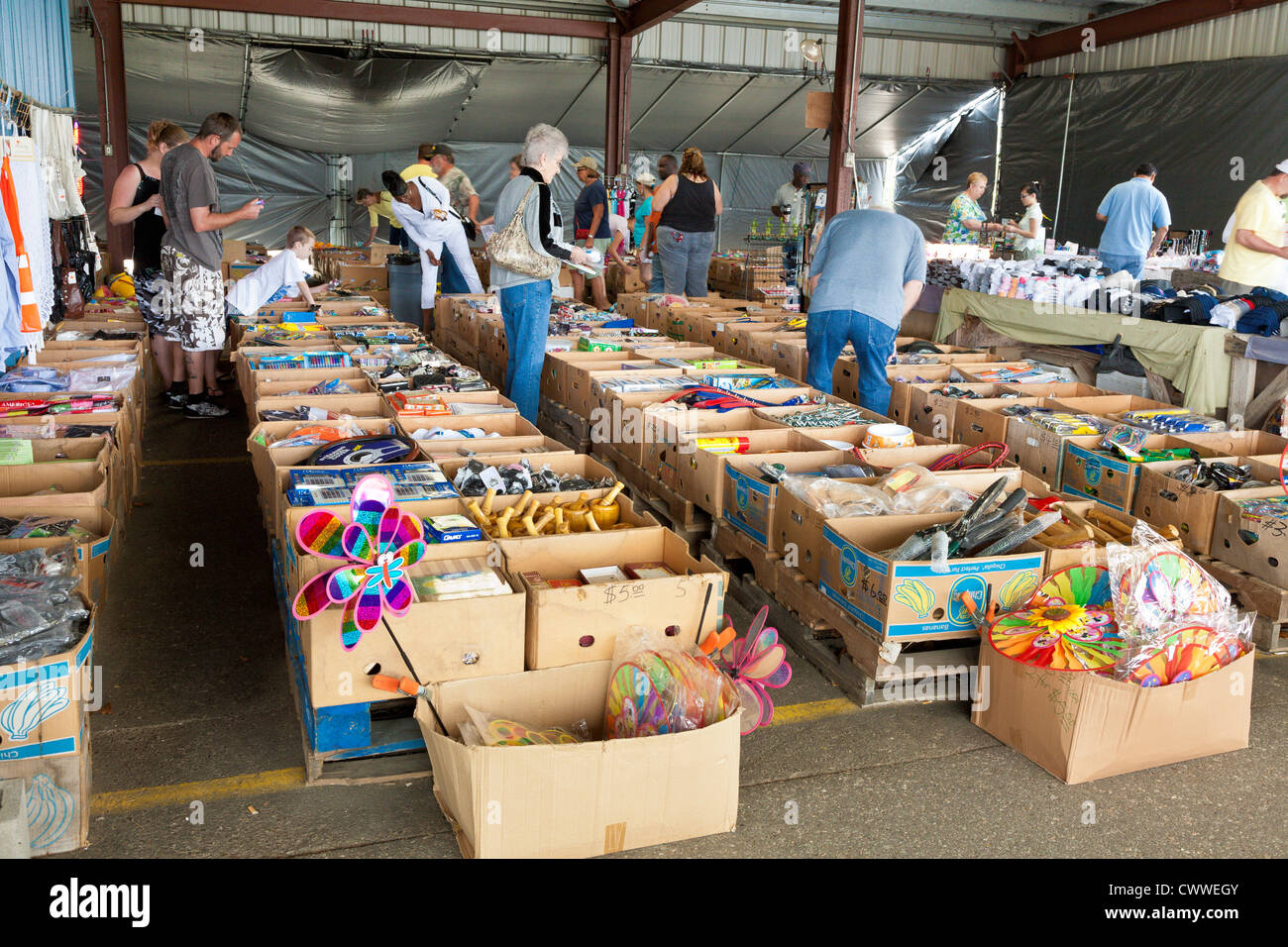 Käufer suchen Sie nach Schnäppchen bei Flohmarkt in Gulf Breeze, Florida Stockfoto