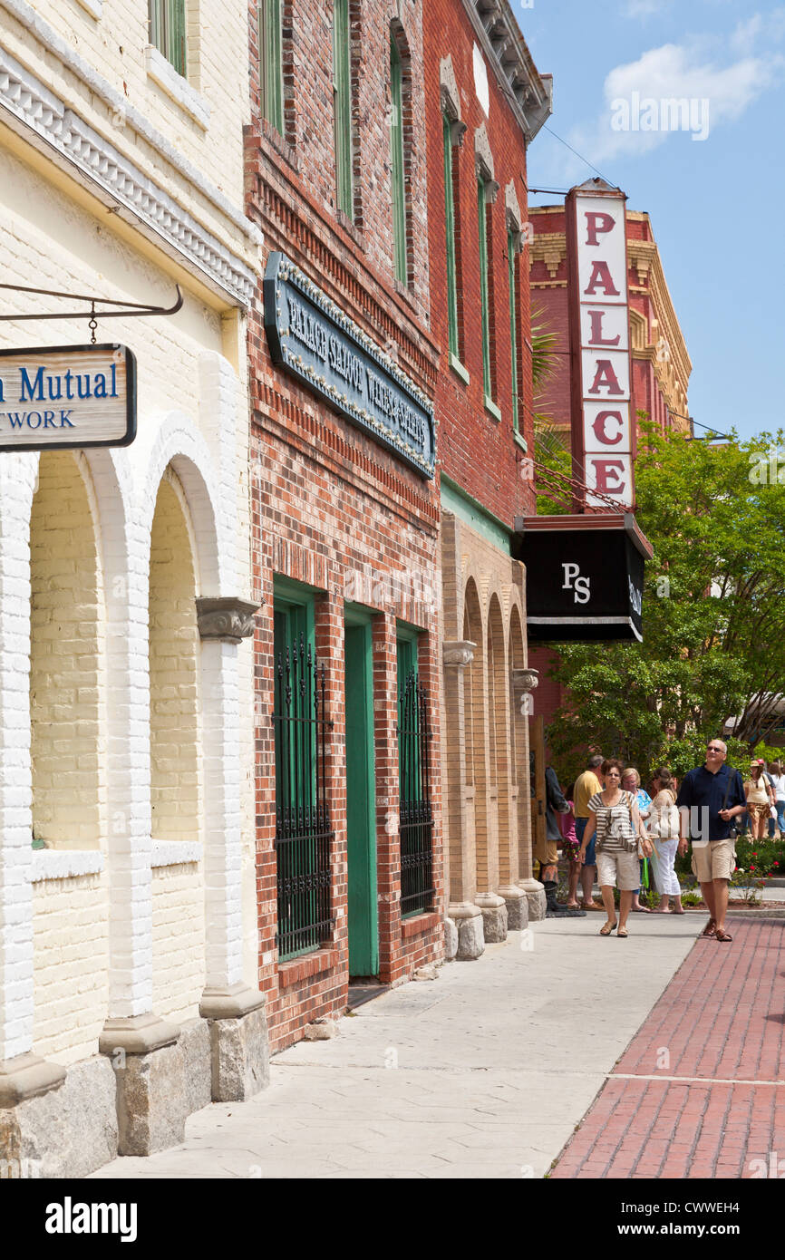 Ein Mann und eine Frau Fuß auf dem Bürgersteig vor dem Palace Saloon in Downtown Fernandina Beach auf Amelia Island in Florida Stockfoto