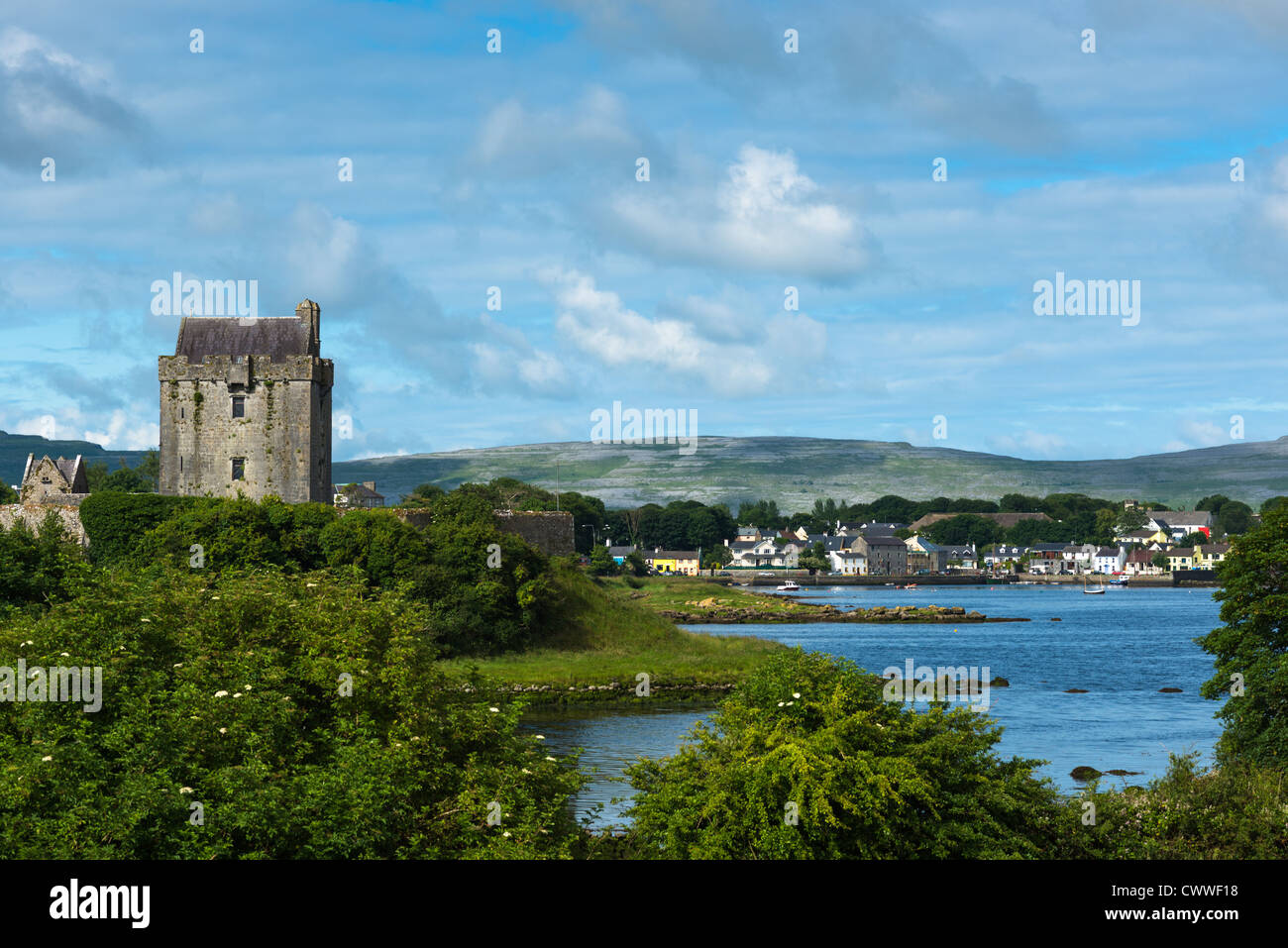 Dunguaire Castle mit Kinvara Dorf, County Galway, Irland. Stockfoto