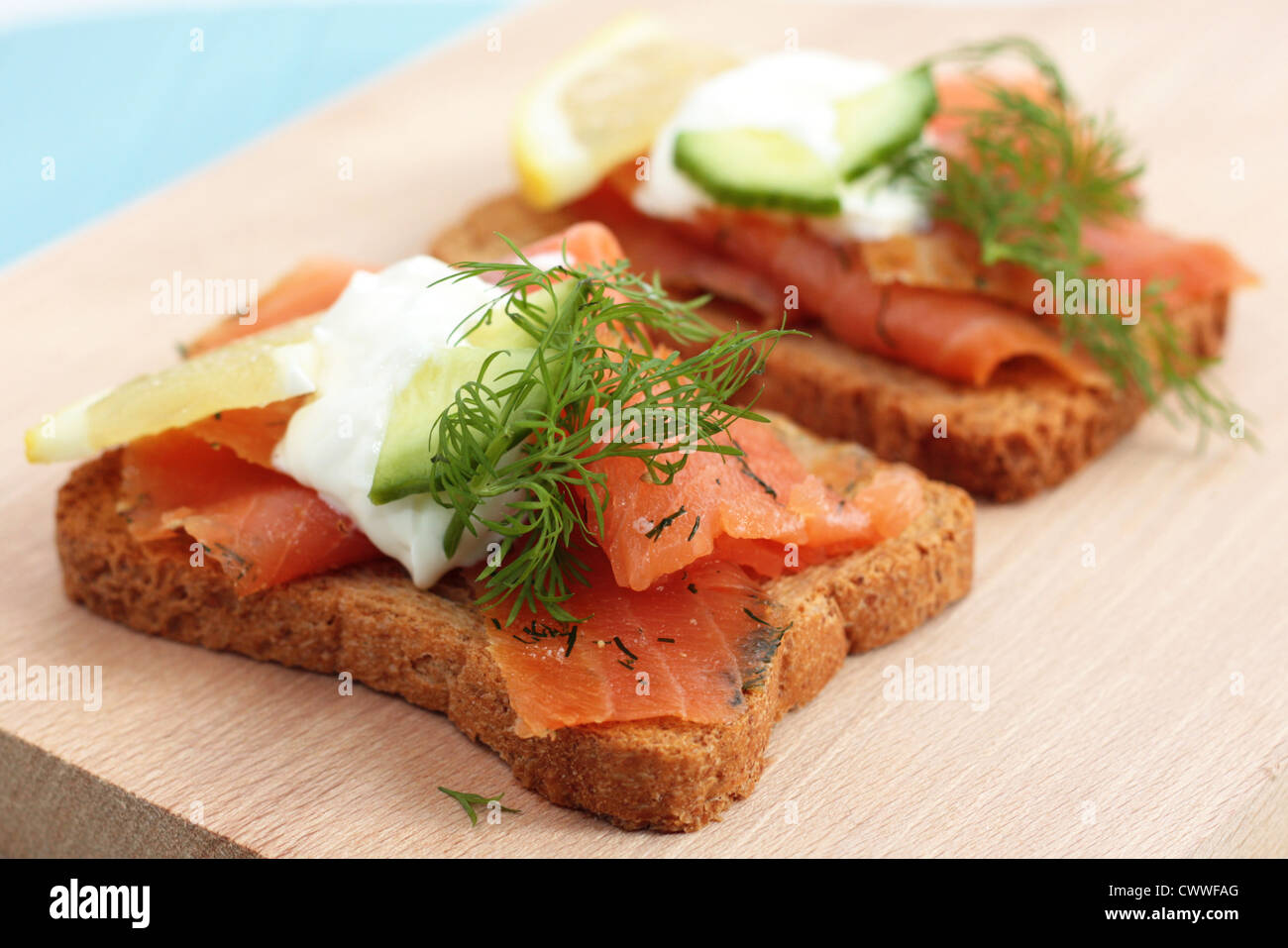 Canapes mit Räucherlachs und Salat Stockfotografie - Alamy