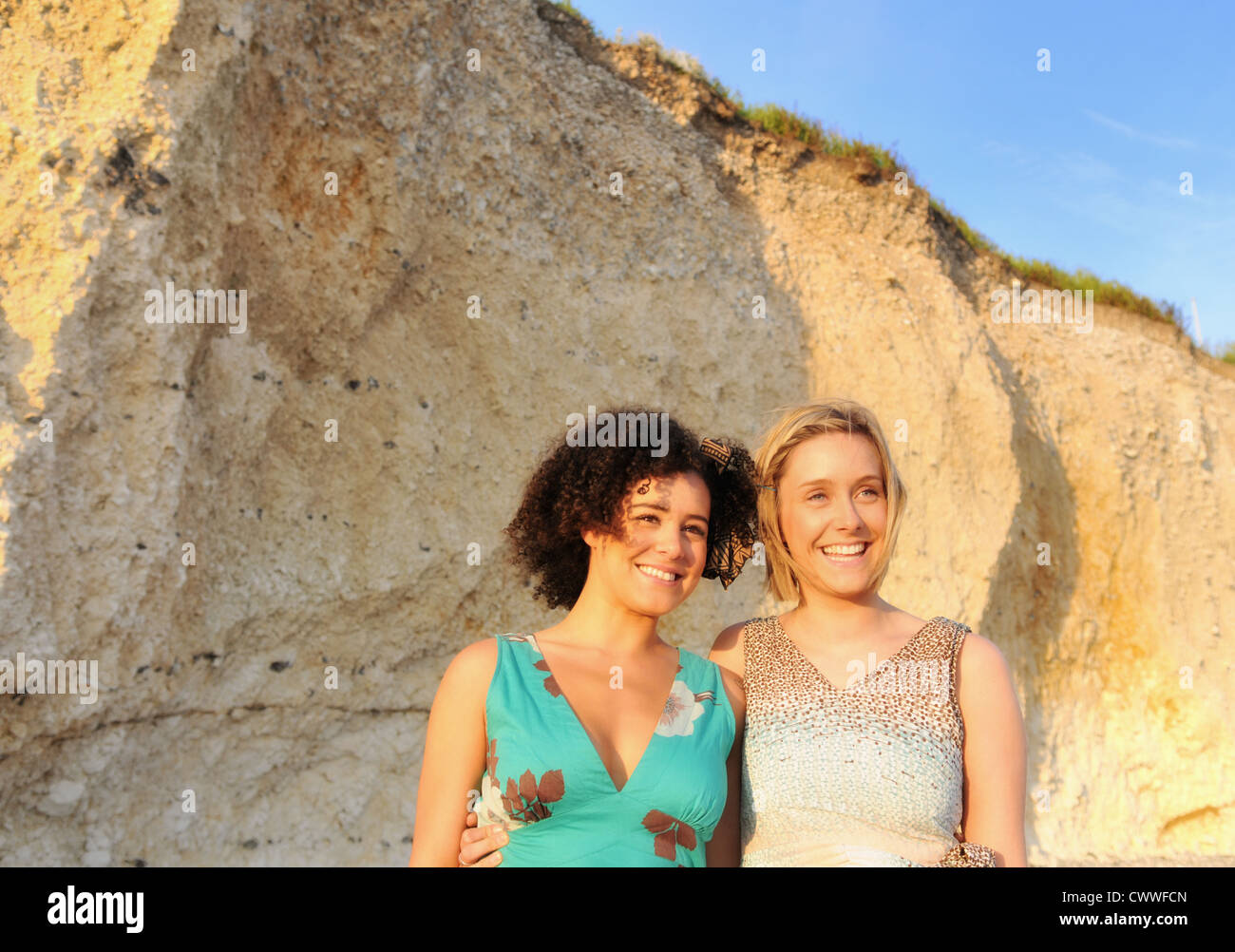 Lächelnde Frauen stehen von cliff Stockfoto
