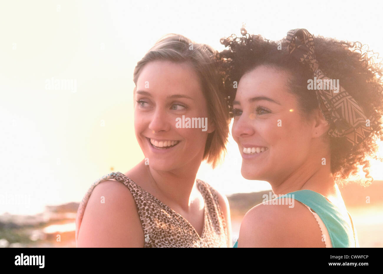 Lächelnde Frauen zusammenstehen Stockfoto