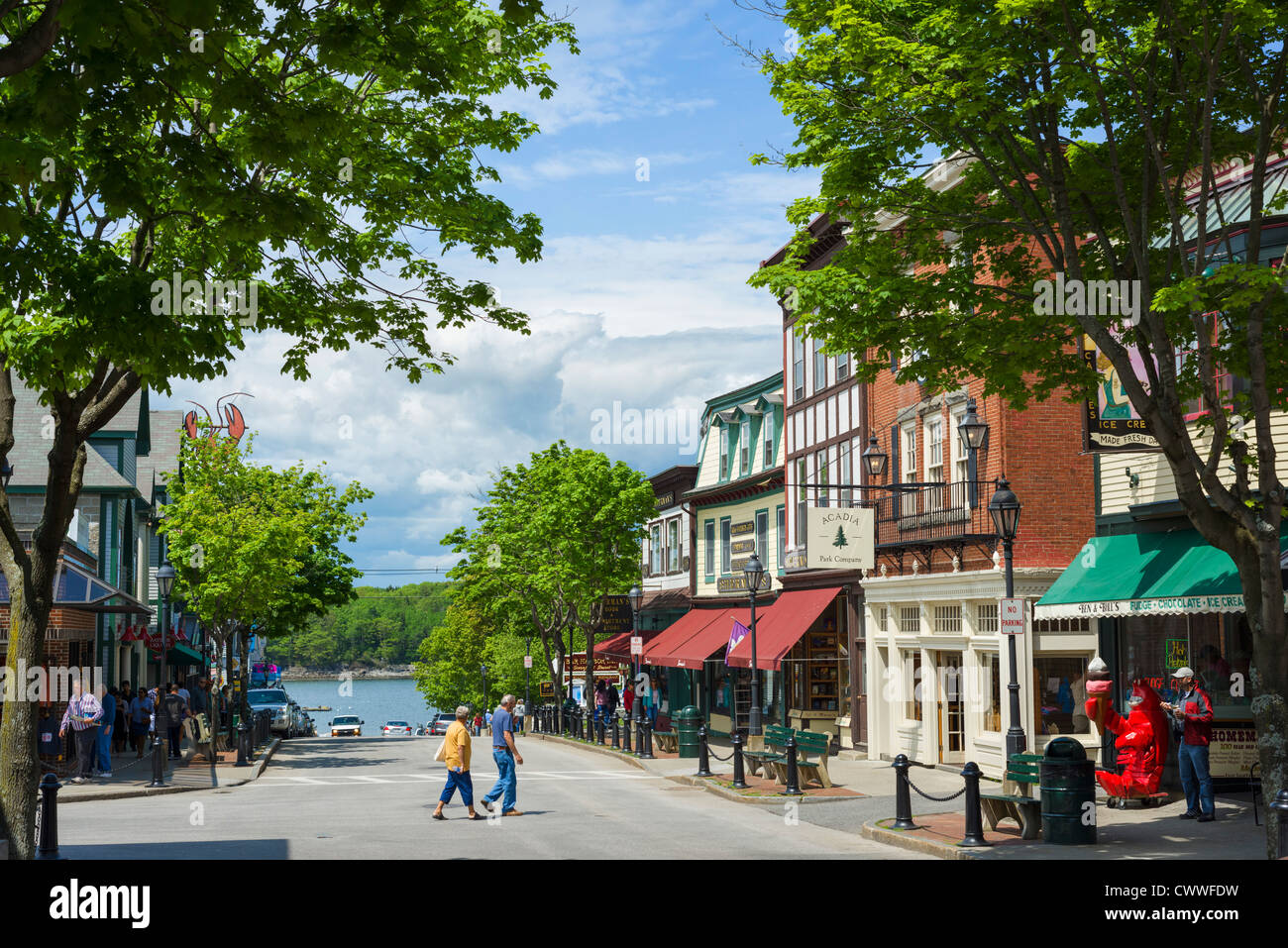 Main Street in Richtung Hafen, Bar Harbor, Mount Desert Island, Maine, USA anzeigen Stockfoto