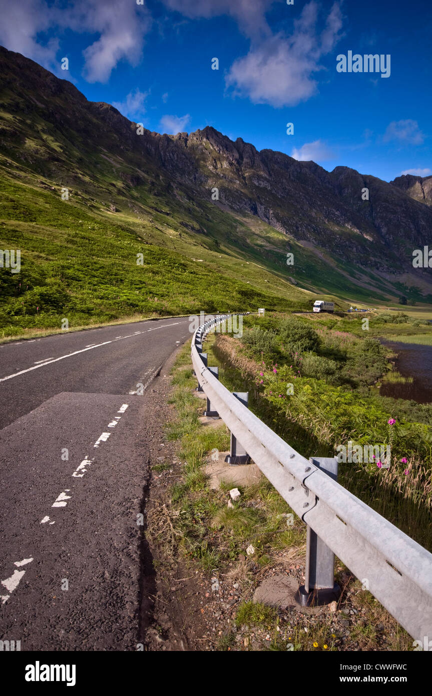 Die Hauptstraße der A82 durch Glencoe in den Highlands von Schottland, UK Stockfoto