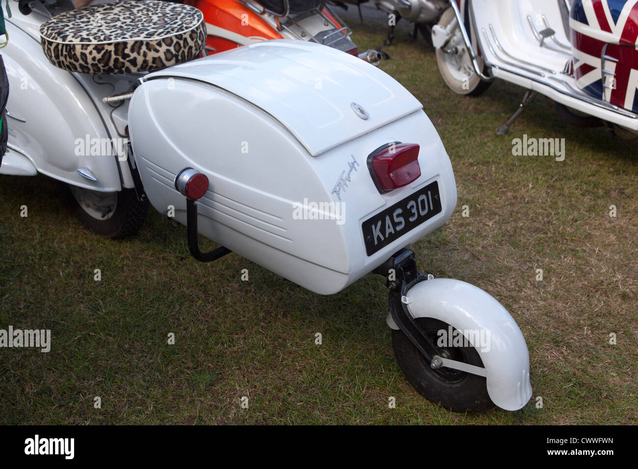 Maßgeschneiderte Lambretta Roller mit Anhänger Stockfoto