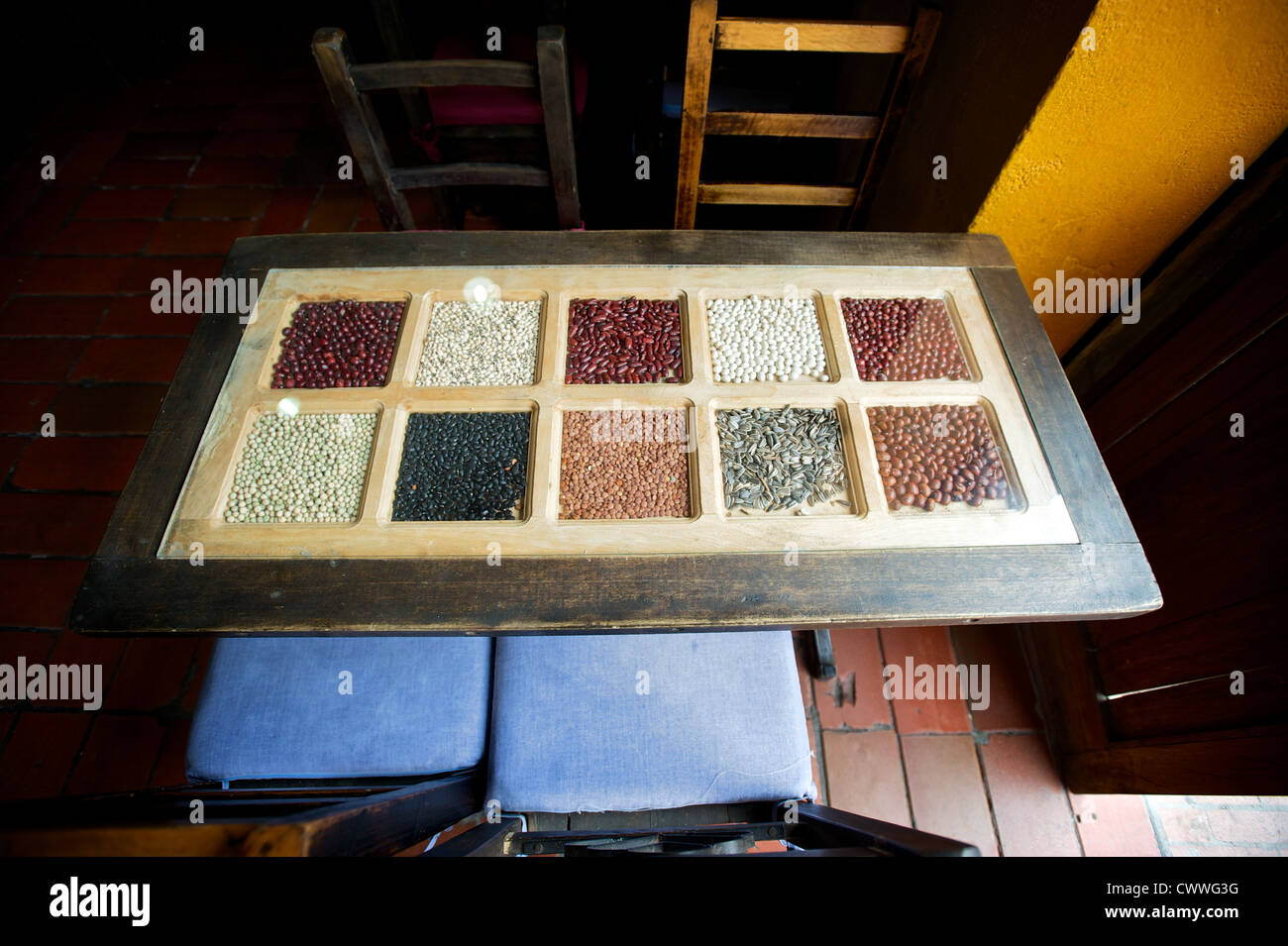 Interessante Tabelle in einer Cafeteria in Bogota, Kolumbien, Südamerika Stockfoto