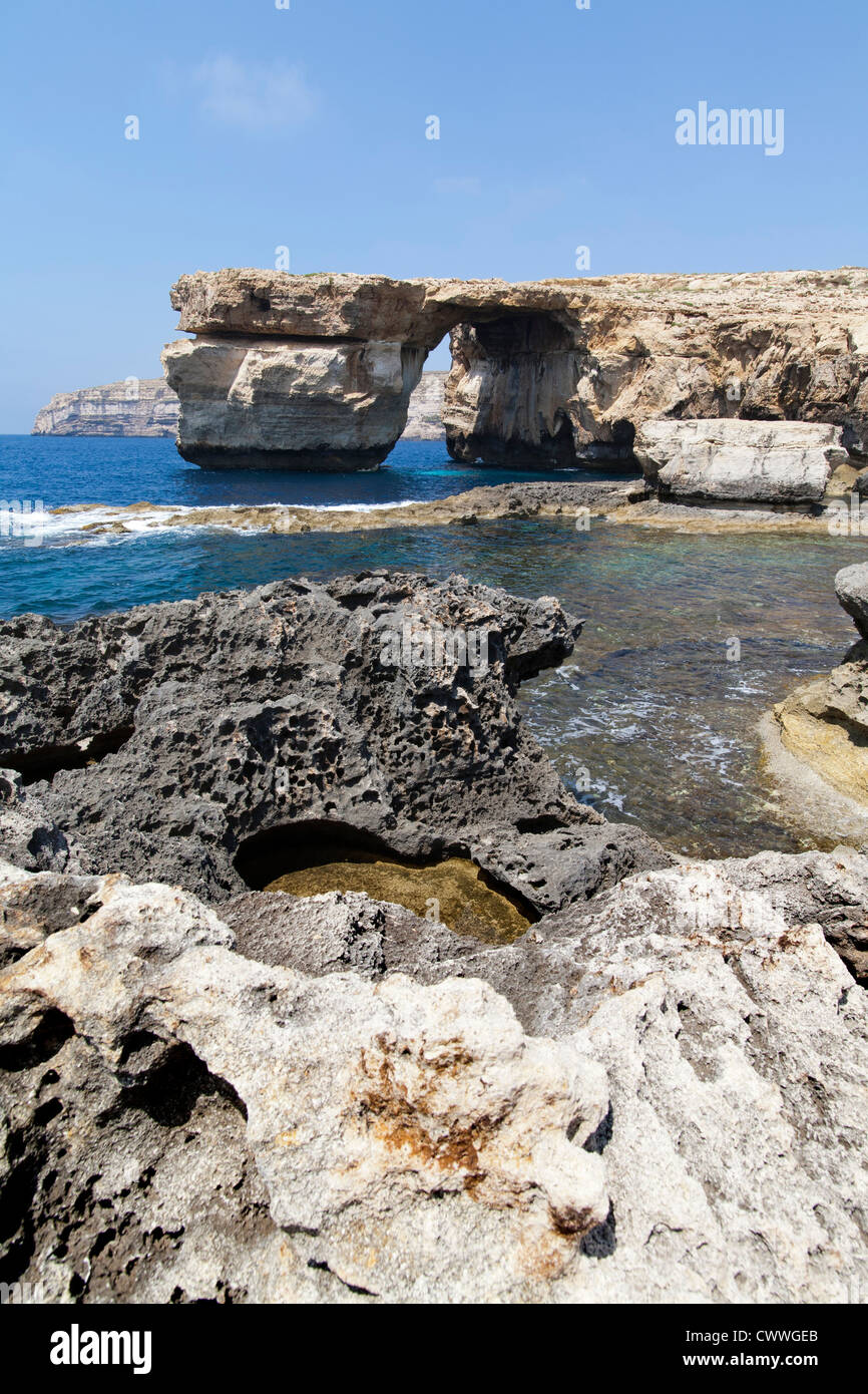 Vertikale Schuss von The Azure Window vom felsigen Ufer, Il-Qawra Insel Gozo, Mittelmeer Stockfoto