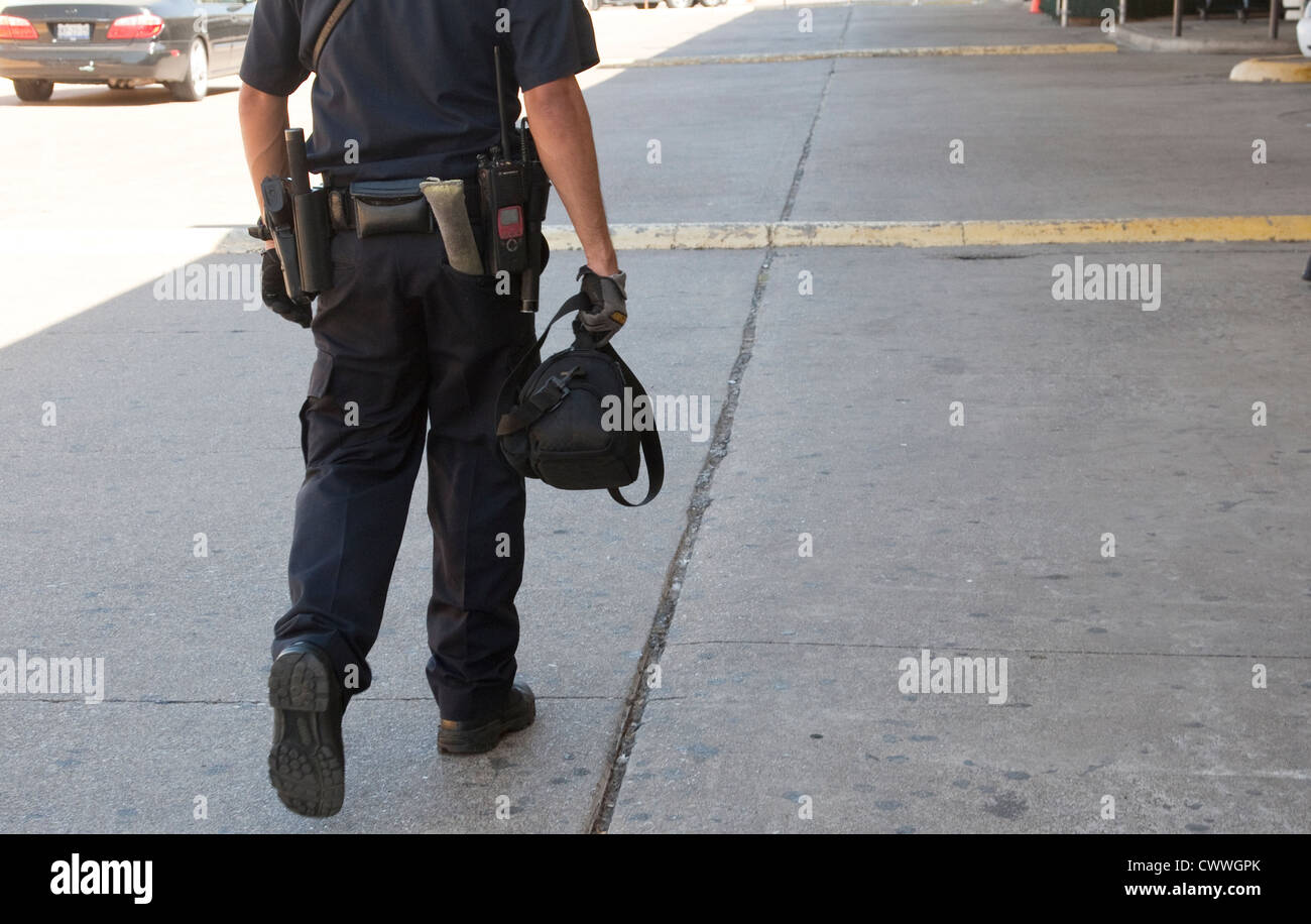 US Customs and Border Protection Officer hält Tasche enthält ein Paket von Marihuana zu trainieren Hunde zu schnuppern und Drogen zu finden Stockfoto