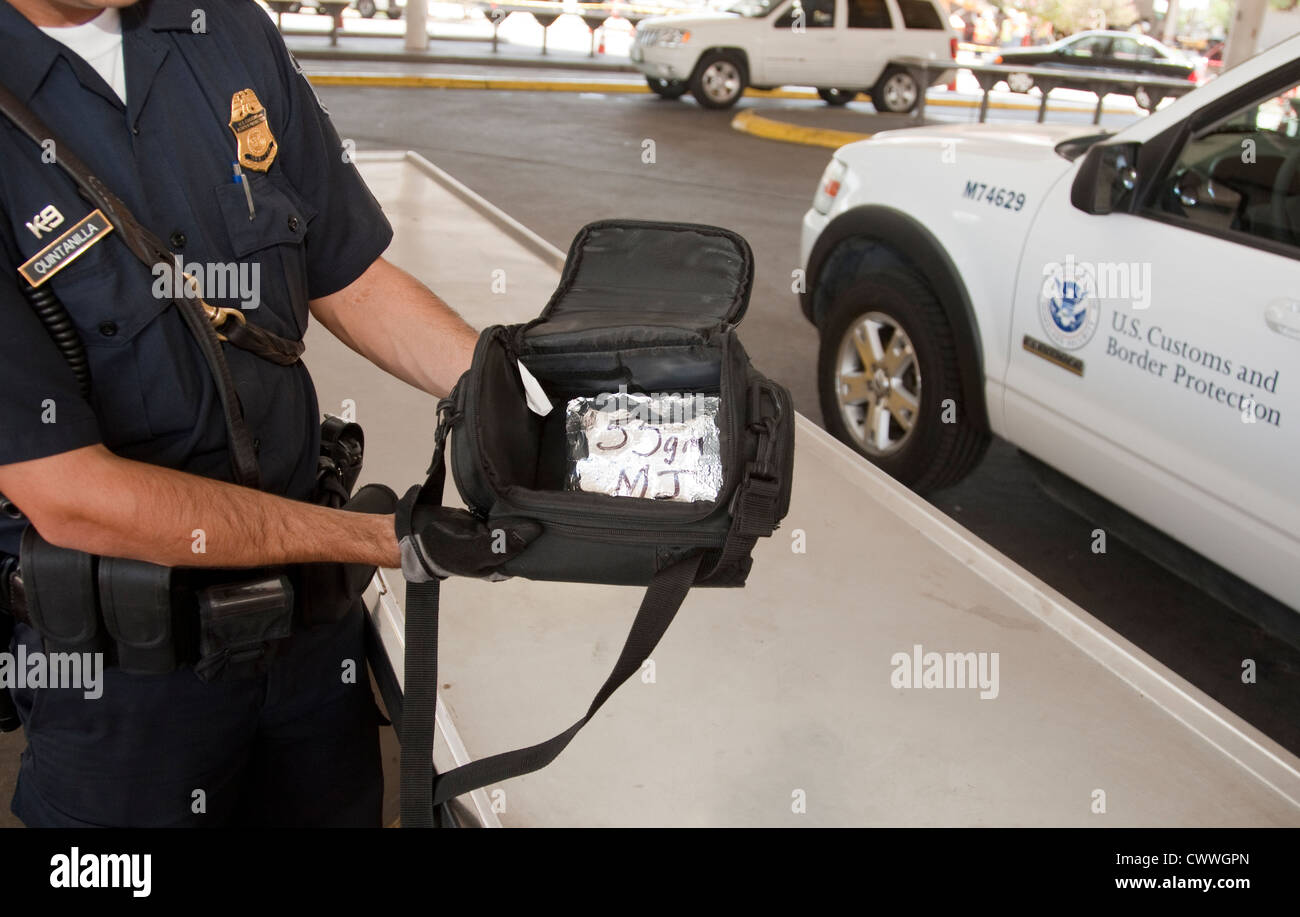 US Customs and Border Protection Officer hält Tasche enthält ein Paket von Marihuana zu trainieren Hunde zu schnuppern und Drogen zu finden Stockfoto