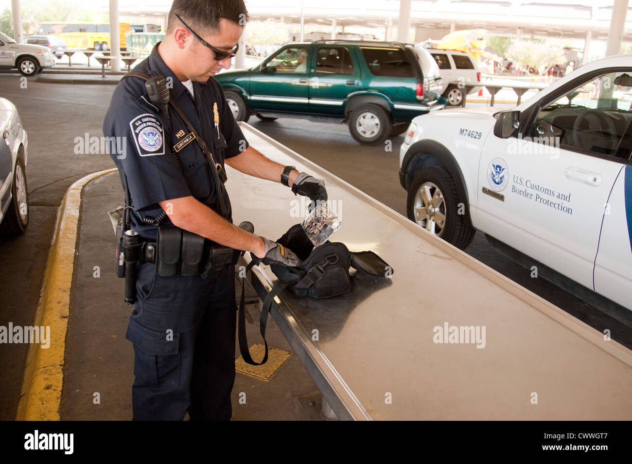 US Customs and Border Protection Officer hält Tasche enthält ein Paket von Marihuana zu trainieren Hunde zu schnuppern und Drogen zu finden Stockfoto