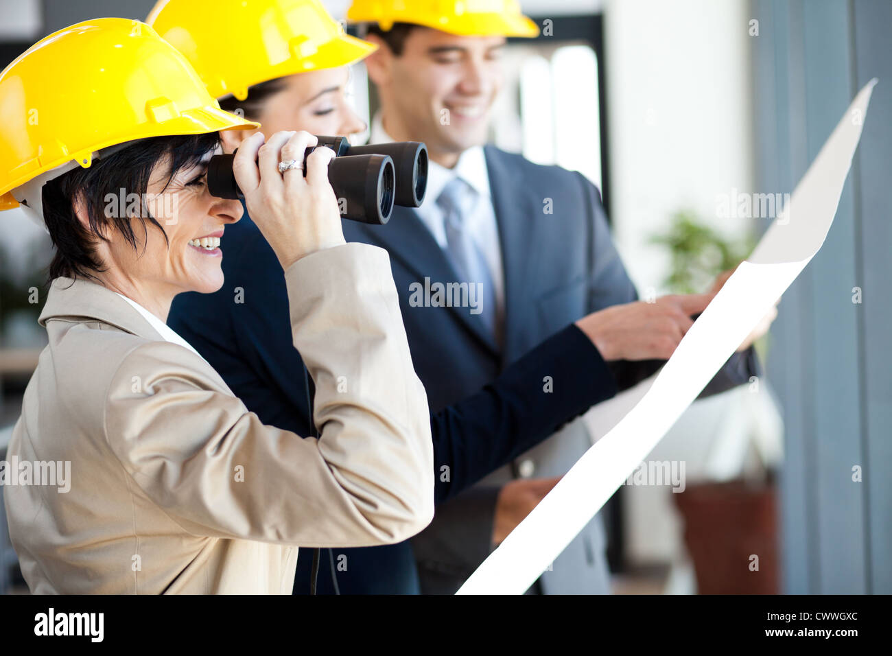 Projektmanager, die Baustelle mit einem Fernglas betrachten Stockfoto