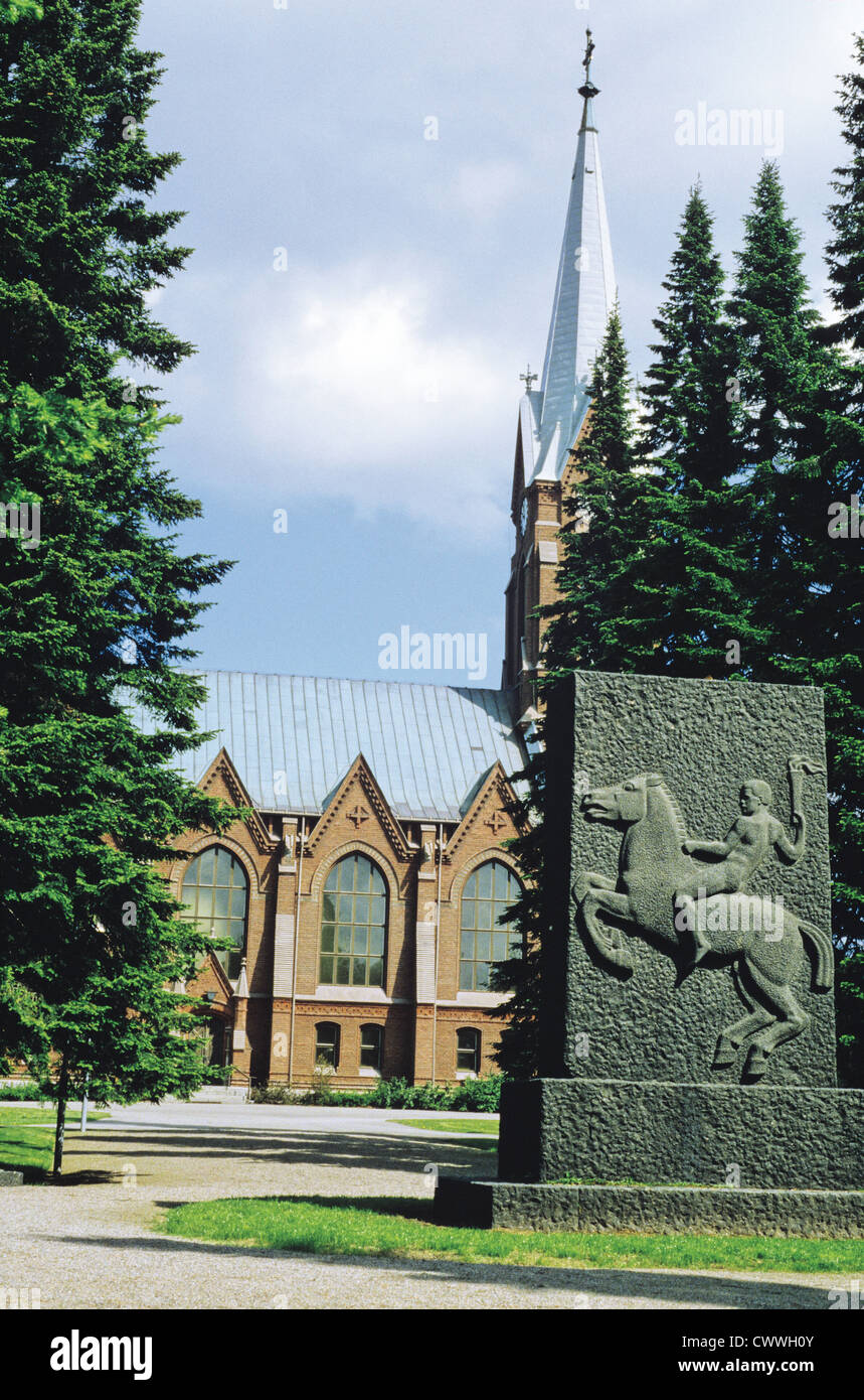 Finnische zivilen Kriegsdenkmal von 1918 durch Johannes Haapasalo und die lutherische Kathedrale von Mikkeli, Finnland Stockfoto