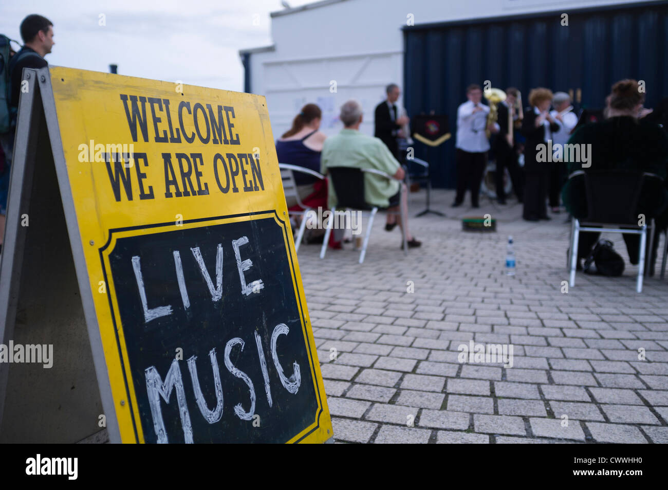 LIVE-Musik: ein Blasorchester auf der Promenade vor dem Musikpavillon, Aberystwyth Wales UK 12. August 2012 Stockfoto