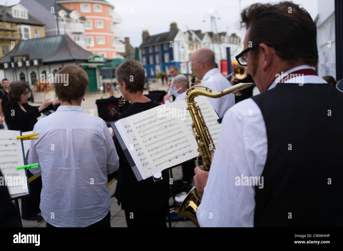 Messing und Wind Band auf der Promenade vor dem Musikpavillon, Aberystwyth Wales UK 12. August 2012 Stockfoto