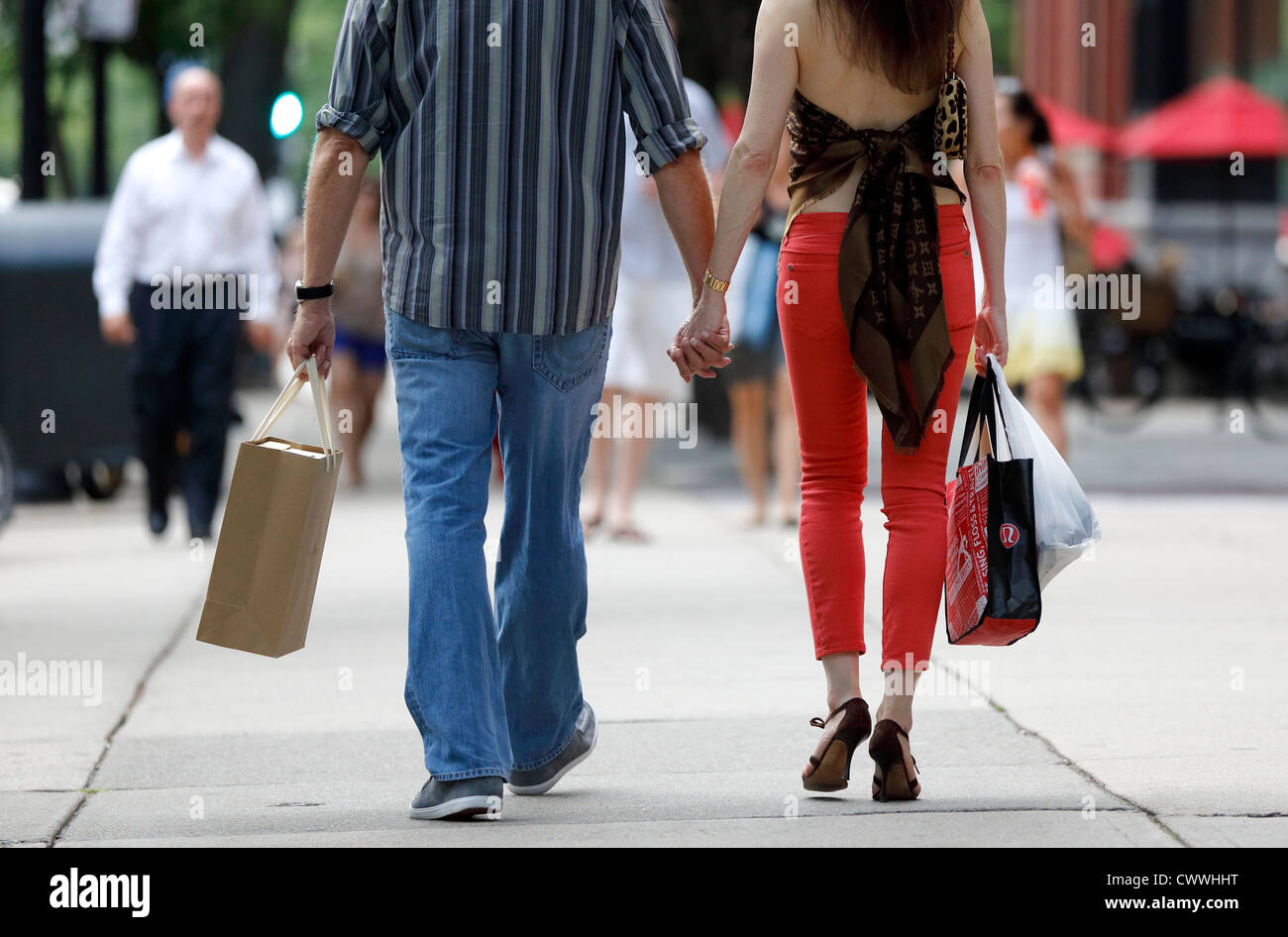 Ein paar mit Einkaufstüten, Newbury Street, Boston, Massachusetts Stockfoto
