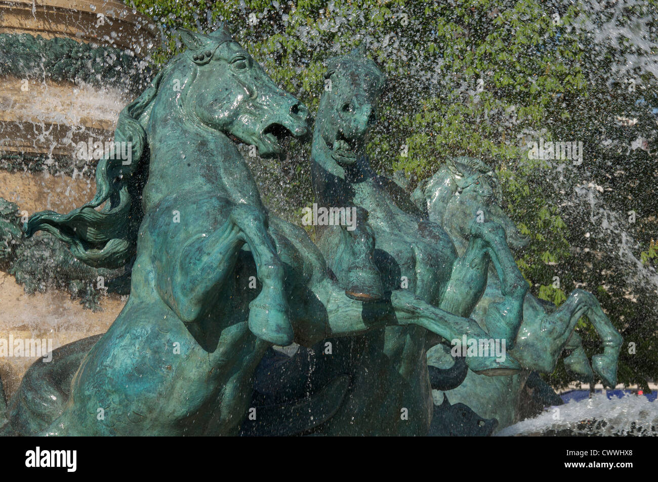 Brunnen. Galoppierende Pferde kostenlos durch die Wasserstrahlen die monumentale Fontaine de Observatoire im Jardin Marco Polo. Paris, Frankreich. Stockfoto