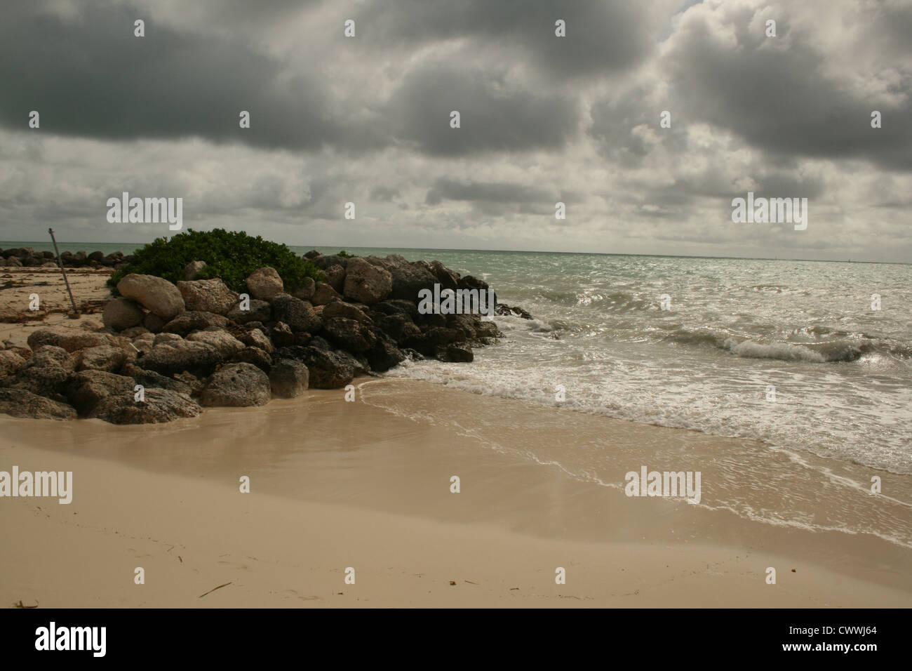 Wellen, die auf Felsen Meer Surf-Kunst in Grand Bahamas Our Lucaya Freeport Bahama resort Stockfoto