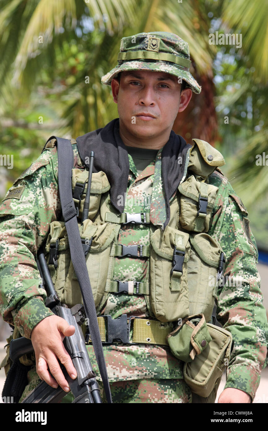 Schwer bewaffnete kolumbianischen Soldaten im Dienst der Sicherheit in der The Darien Gap über die Grenzregion Kolumbien Panama, Kolumbien Stockfoto