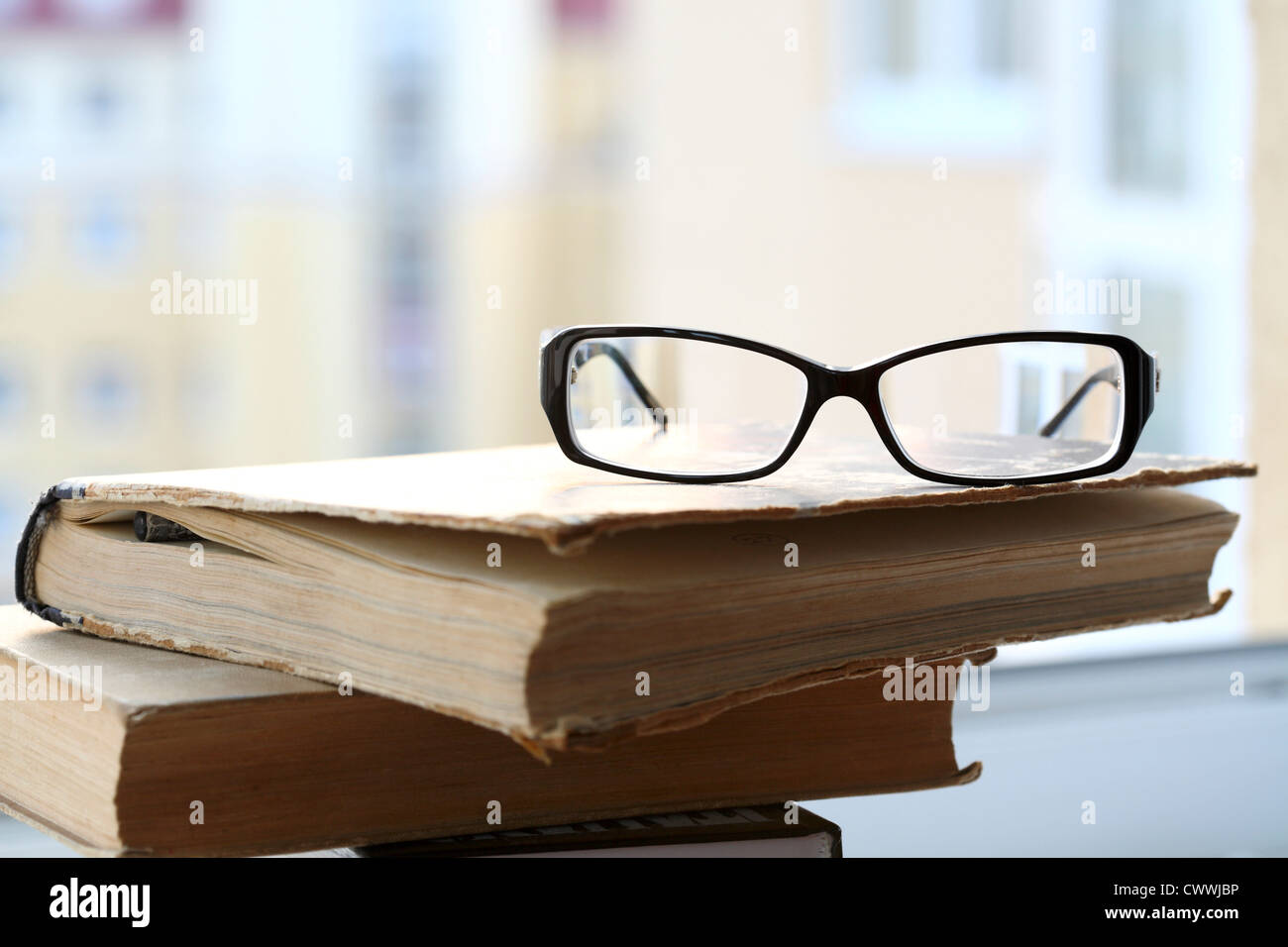 moderne Brillen und altes Buch Stockfoto