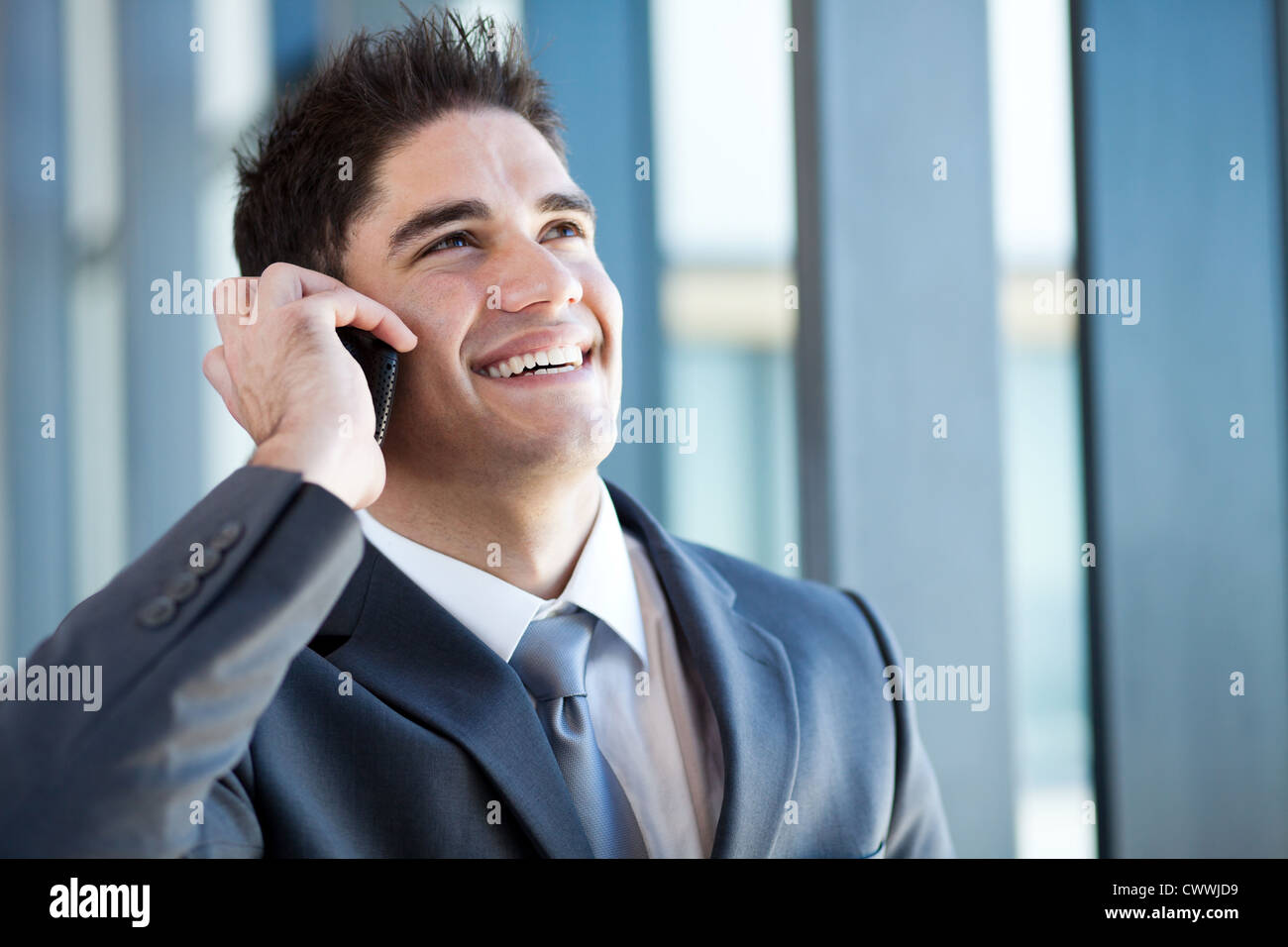 glückliche junge Geschäftsmann telefonieren mit dem Handy Stockfoto