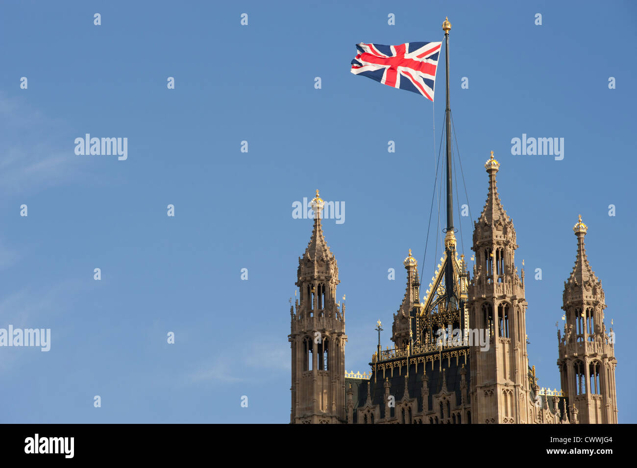 Der Anschluß-Markierungsfahne oder "Union Jack" hob über Victoria Tower am Palace of Westminster in London, England, UK. Stockfoto
