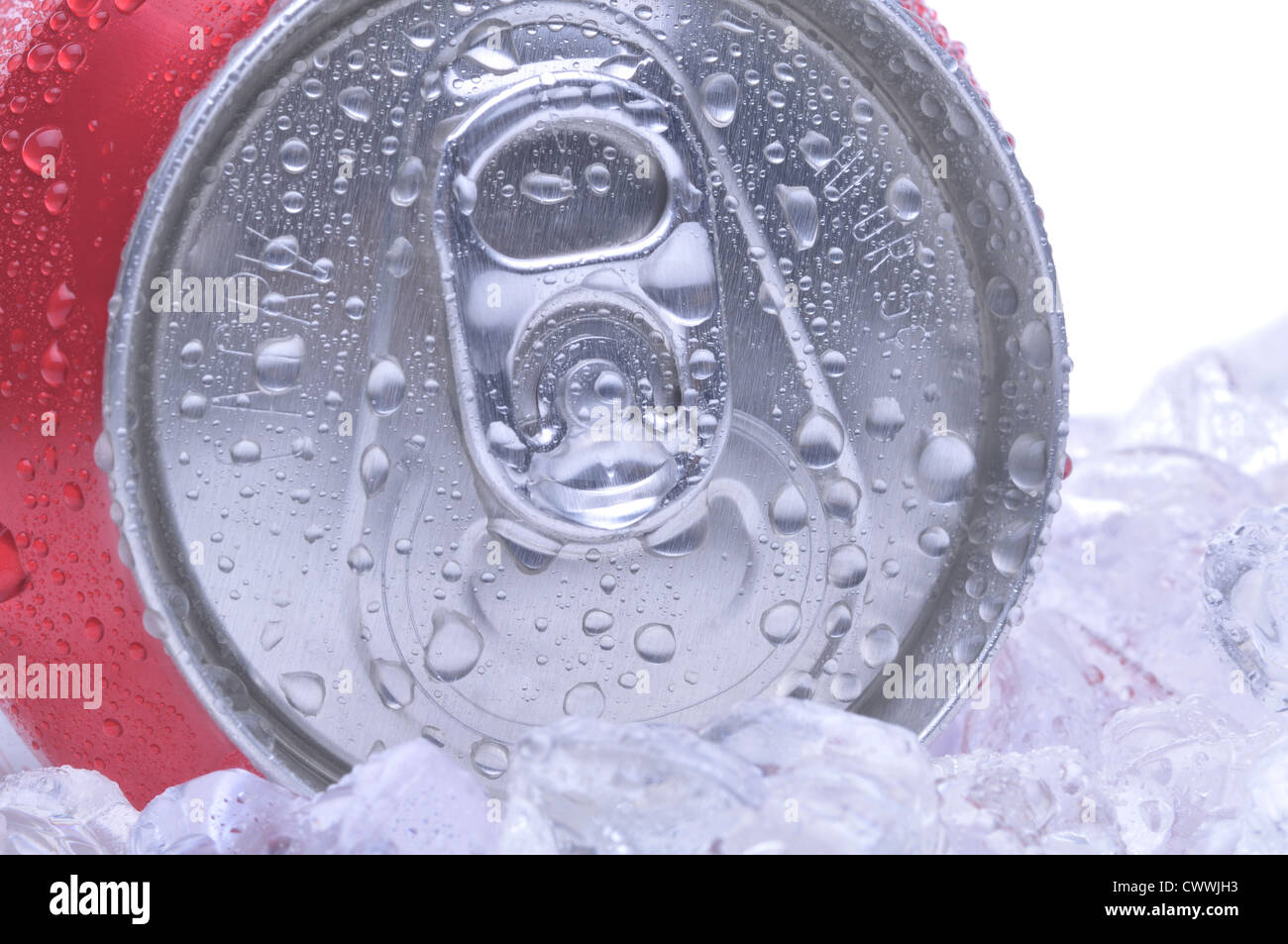 Close Up einer Red Soda kann Top mit Eis- und beschlagfrei weißen Hintergrund Exemplar Stockfoto