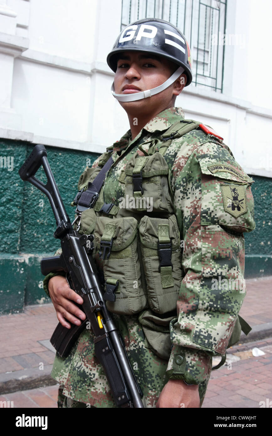 Schwer bewaffnete Soldaten aus der Präsidentengarde diensthabenden Sicherheit in Bogota, Kolumbien Stockfoto