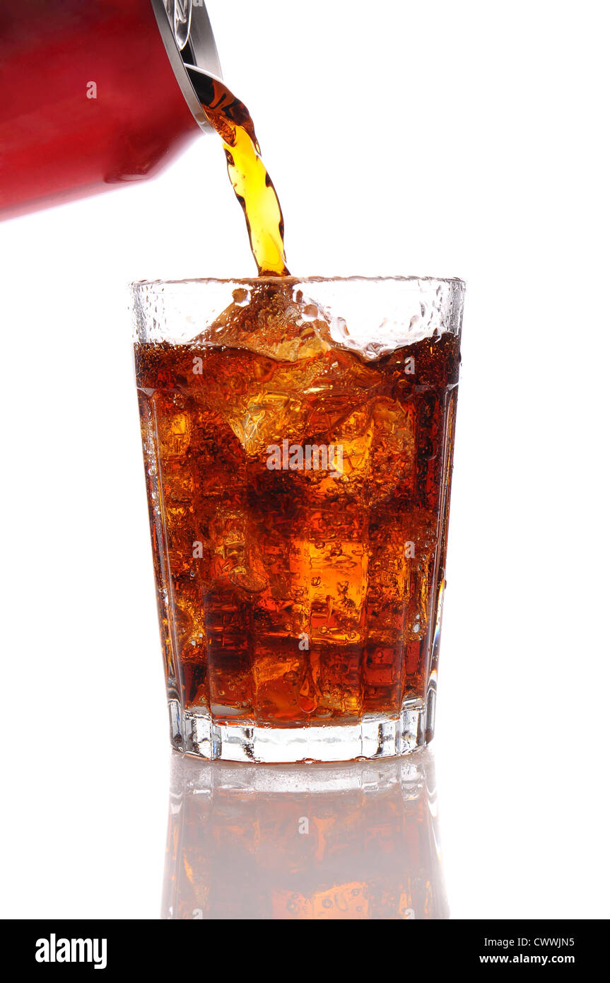 Cola aus der Dose in ein Glas gießen gefüllt mit Ice Vertical Format isoliert auf einem weißen Hintergrund. Stockfoto