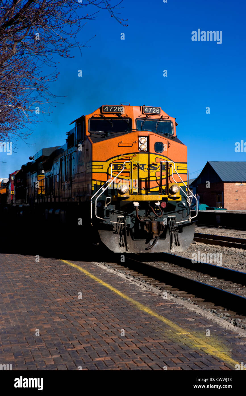 Burlington Northern Santa Fe 4726 Lokomotive durch Flagstaff, Arizona Stockfoto