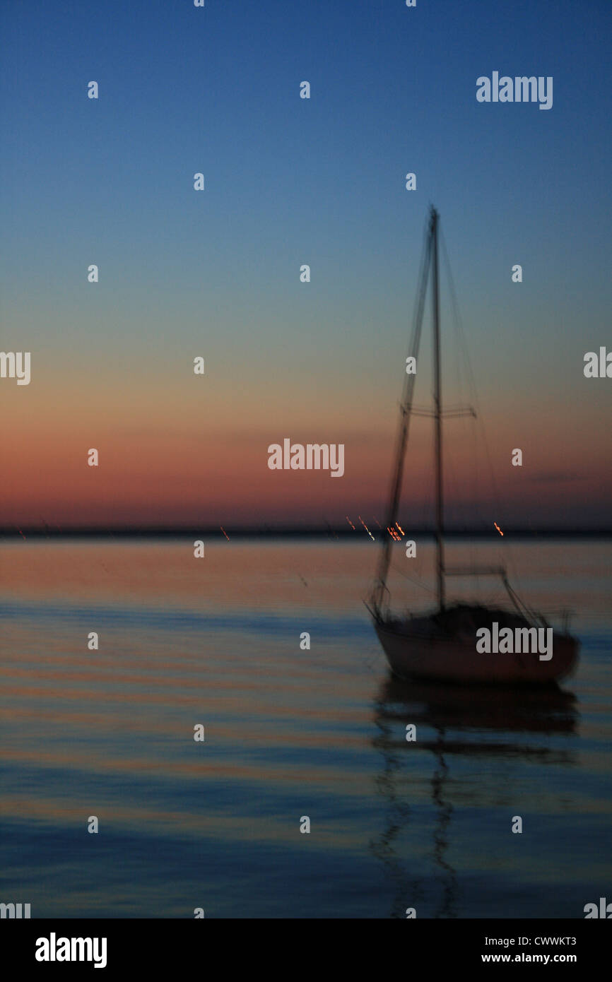 Segelboot Sonnenuntergang Seelandschaft tropische Sonnenuntergänge am Abend Stockfoto