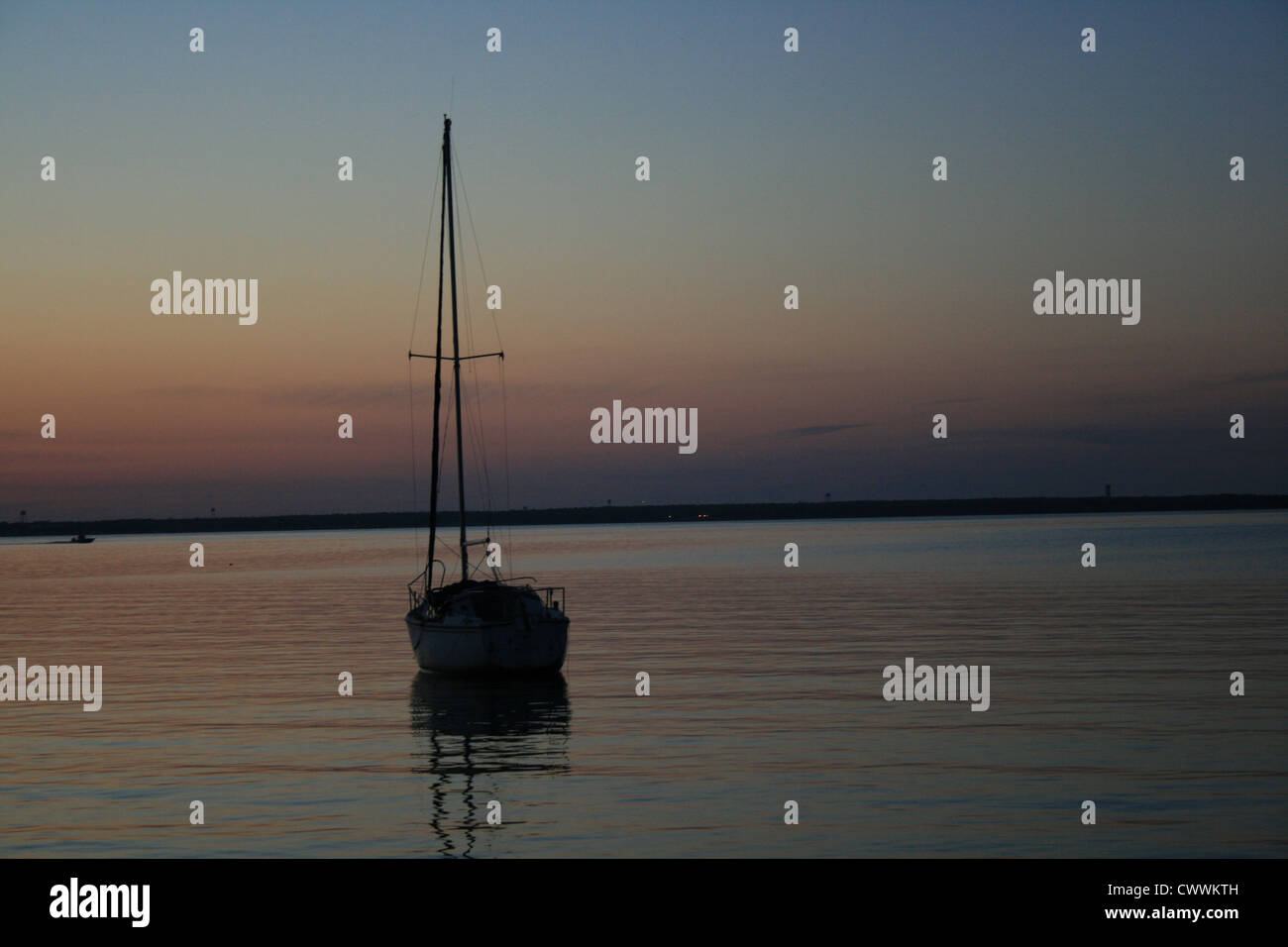 Segelboot Sonnenuntergang Himmel Wasser Seelandschaft Nachtstück Stockfoto