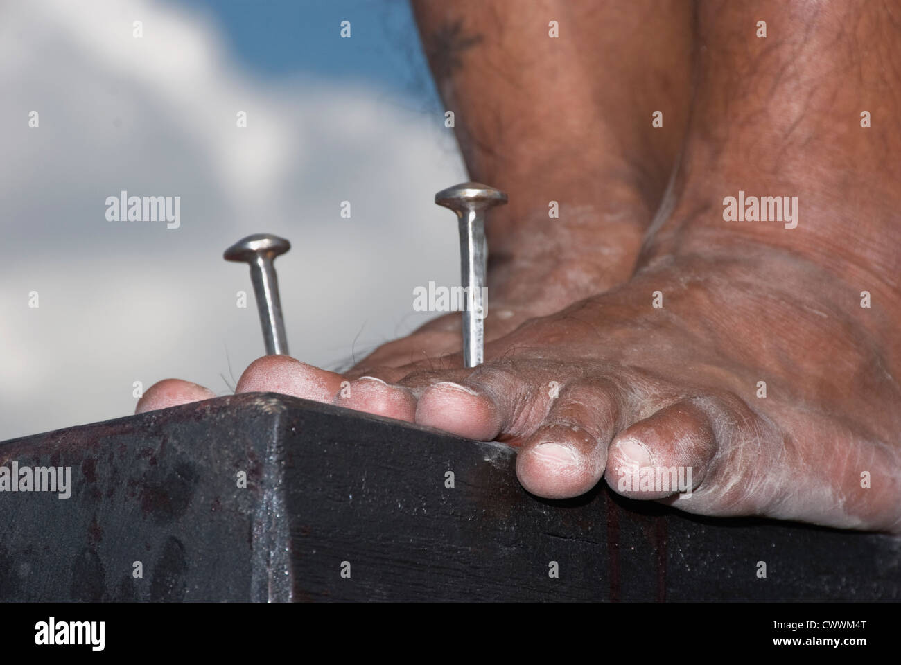 Nägel an den Füßen eines gekreuzigten Mannes Stockfoto