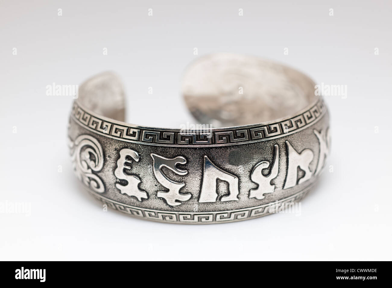 Weißes Metall Armband mit hieroglyphischen Typ Markierungen Stockfoto