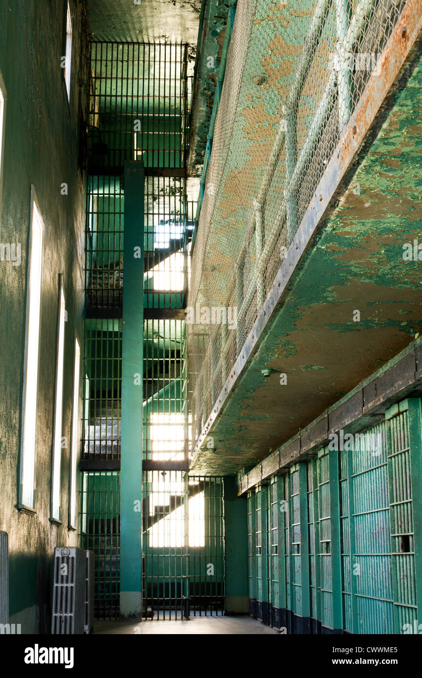 Abgenutzt, Gefängniszellen mit Farbe, die kommt aus Stockfoto